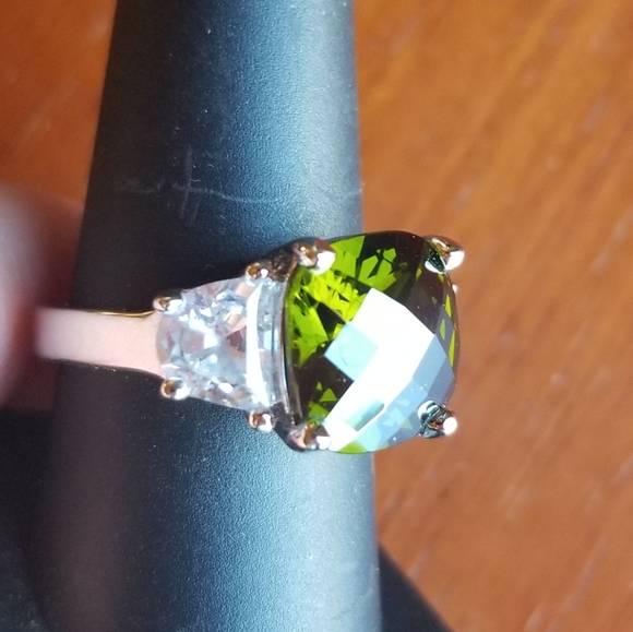 Peridot Like Fashion Ring - Picture 2 of 4